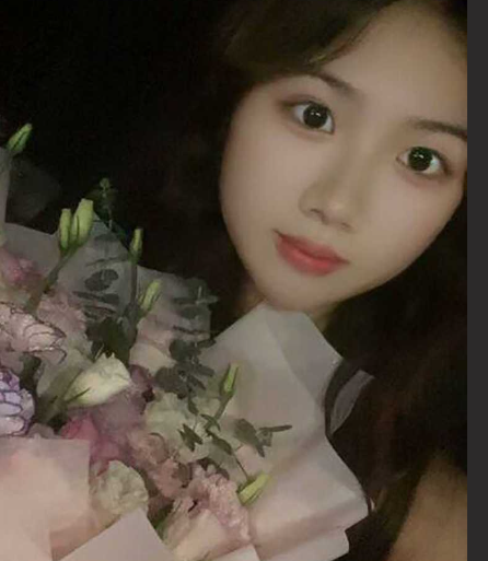 18岁小妹妹为坐小米su7朋友圈装B